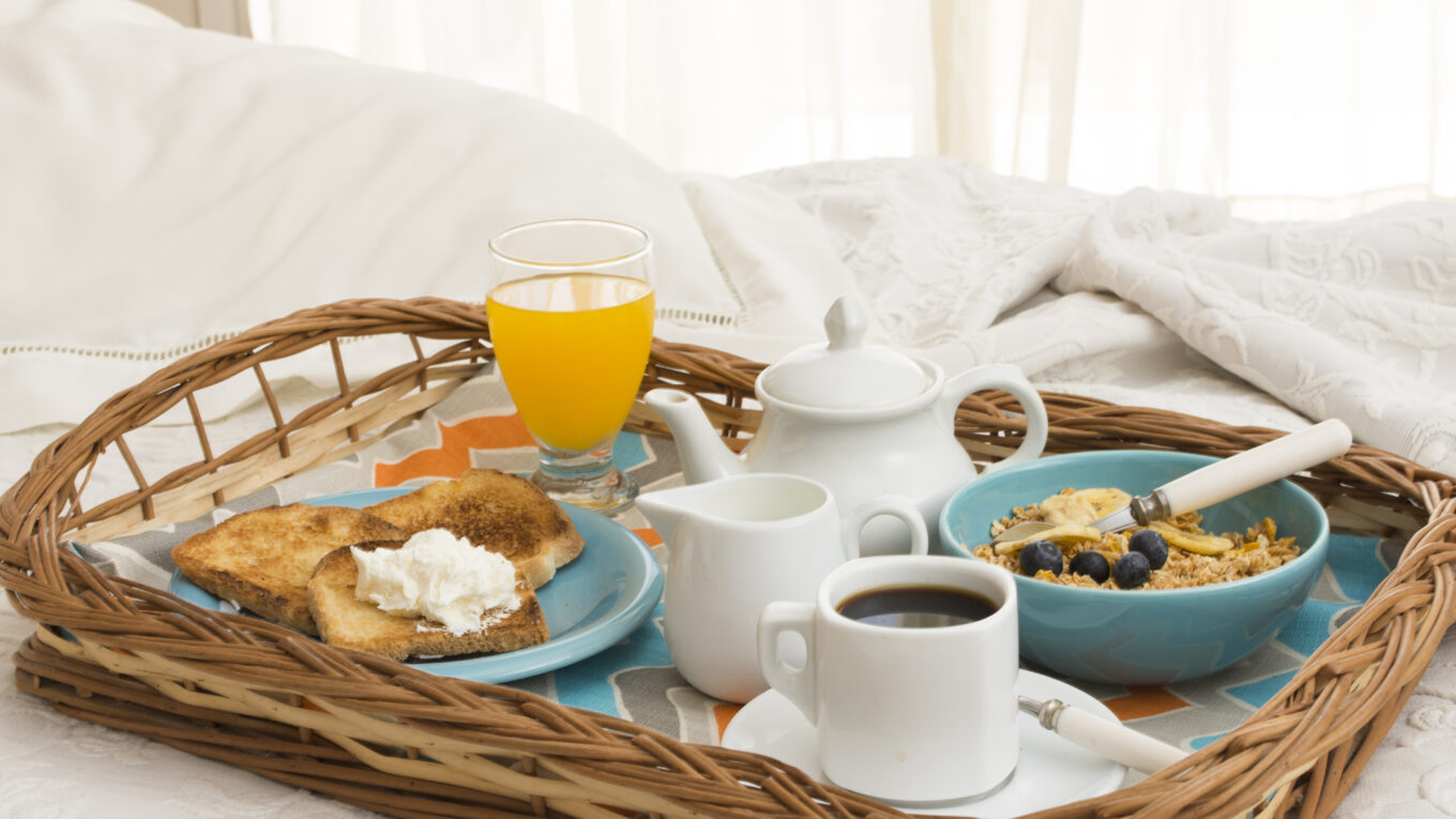 bandeija de café ca manhã cheia de alimentos e com xícara de café