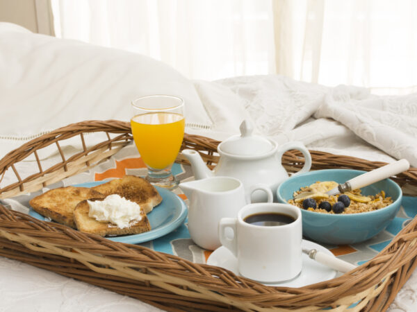 bandeija de café ca manhã cheia de alimentos e com xícara de café
